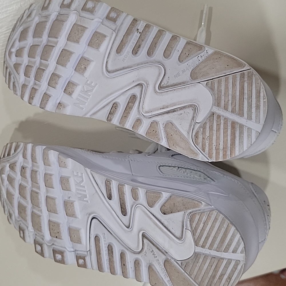 Nike White Air Max Sneakers with Classic Design - Picture 5 of 5
